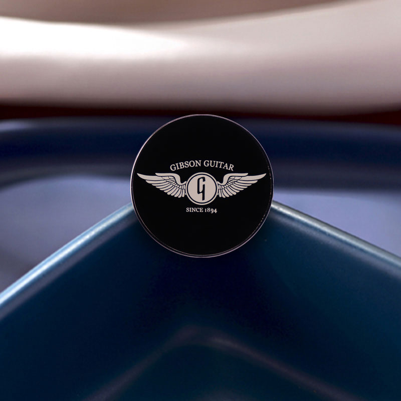 Gibson Guitar Wing Enamel Pin  - Musical Instrument Logo recension och pris