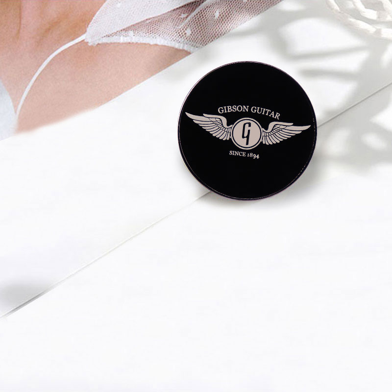 Gibson Guitar Wing Enamel Pin  - Musical Instrument Logo recension och pris