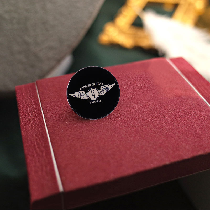Gibson Guitar Wing Enamel Pin  - Musical Instrument Logo recension och pris